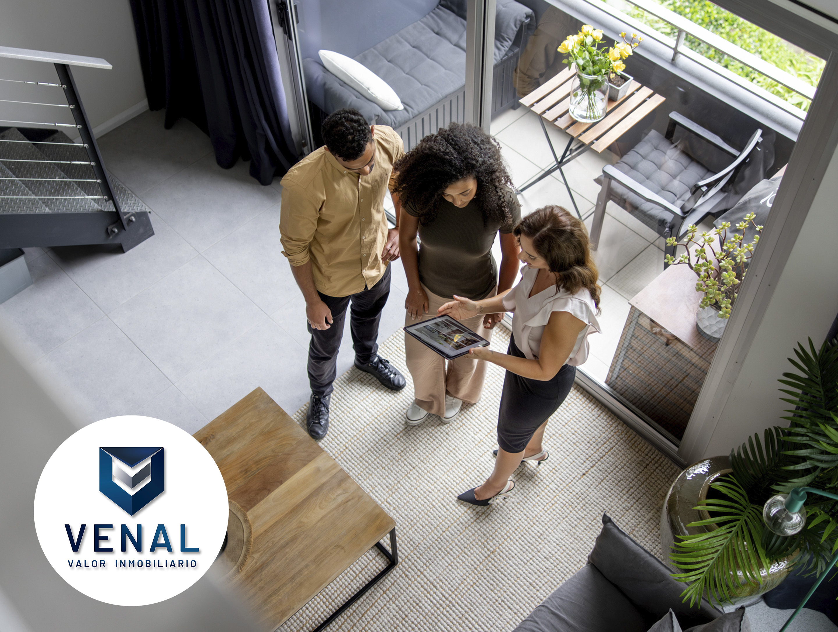 El equipo de VENAL Valor Inmobiliario con clientes